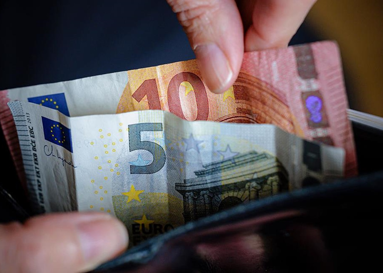 Курс євро впав до мінімуму середини минулого року
