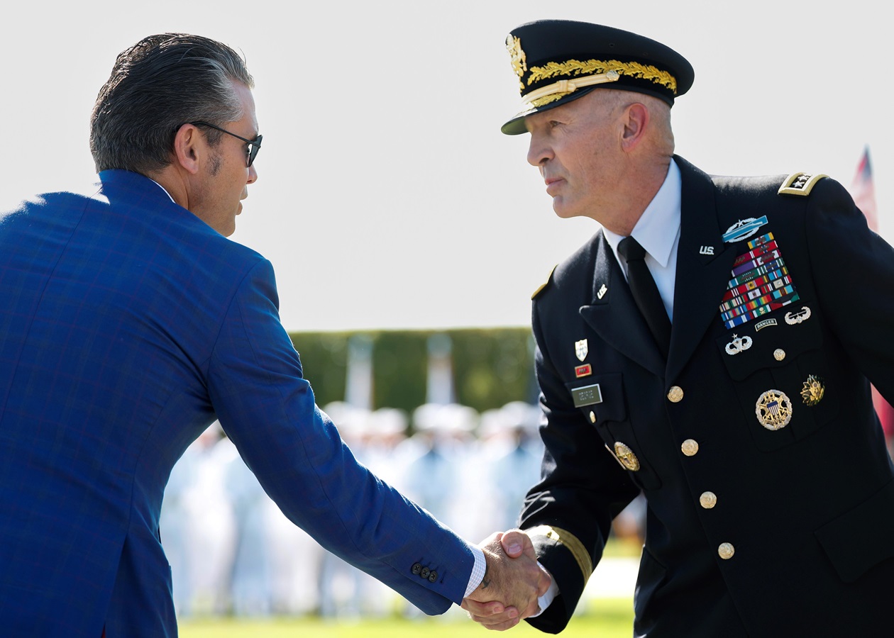 Геґсет вимагає відставки начальника штабу армії США