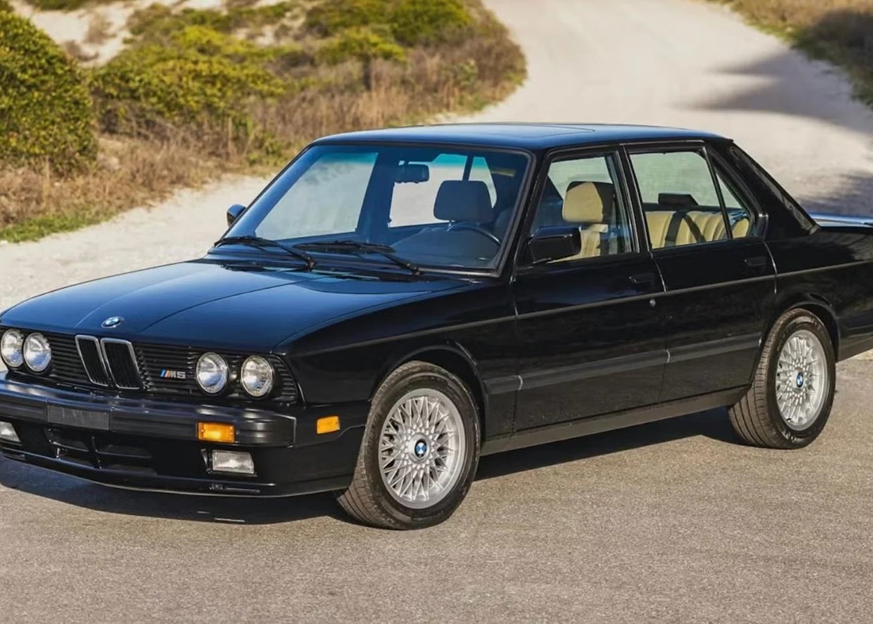 38-річний BMW M5 E28 продали за ціною нового Bentley Bentayga