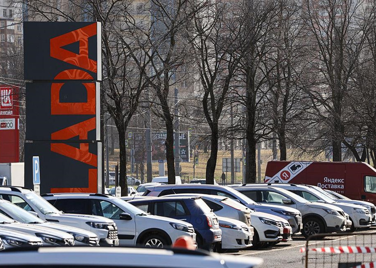 Продажи Lada падают: АвтоВАЗ планирует приостановить производство