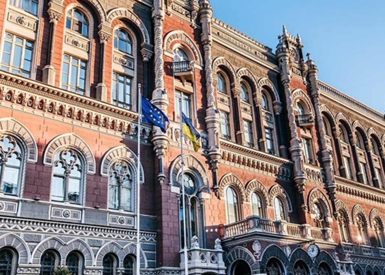 Продажа долларов на межбанке упала ниже психологической отметки