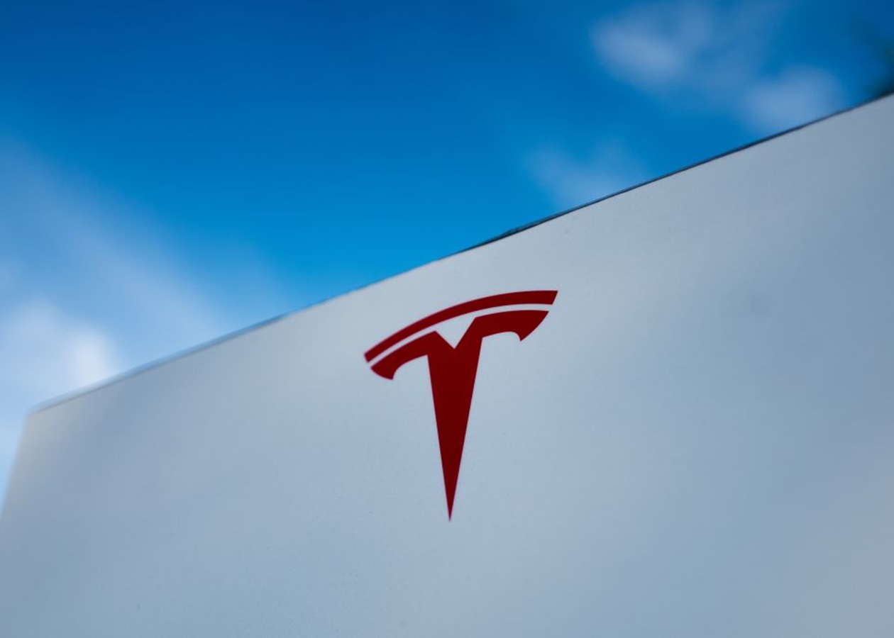 Акції Tesla падають на тлі слабких продажів