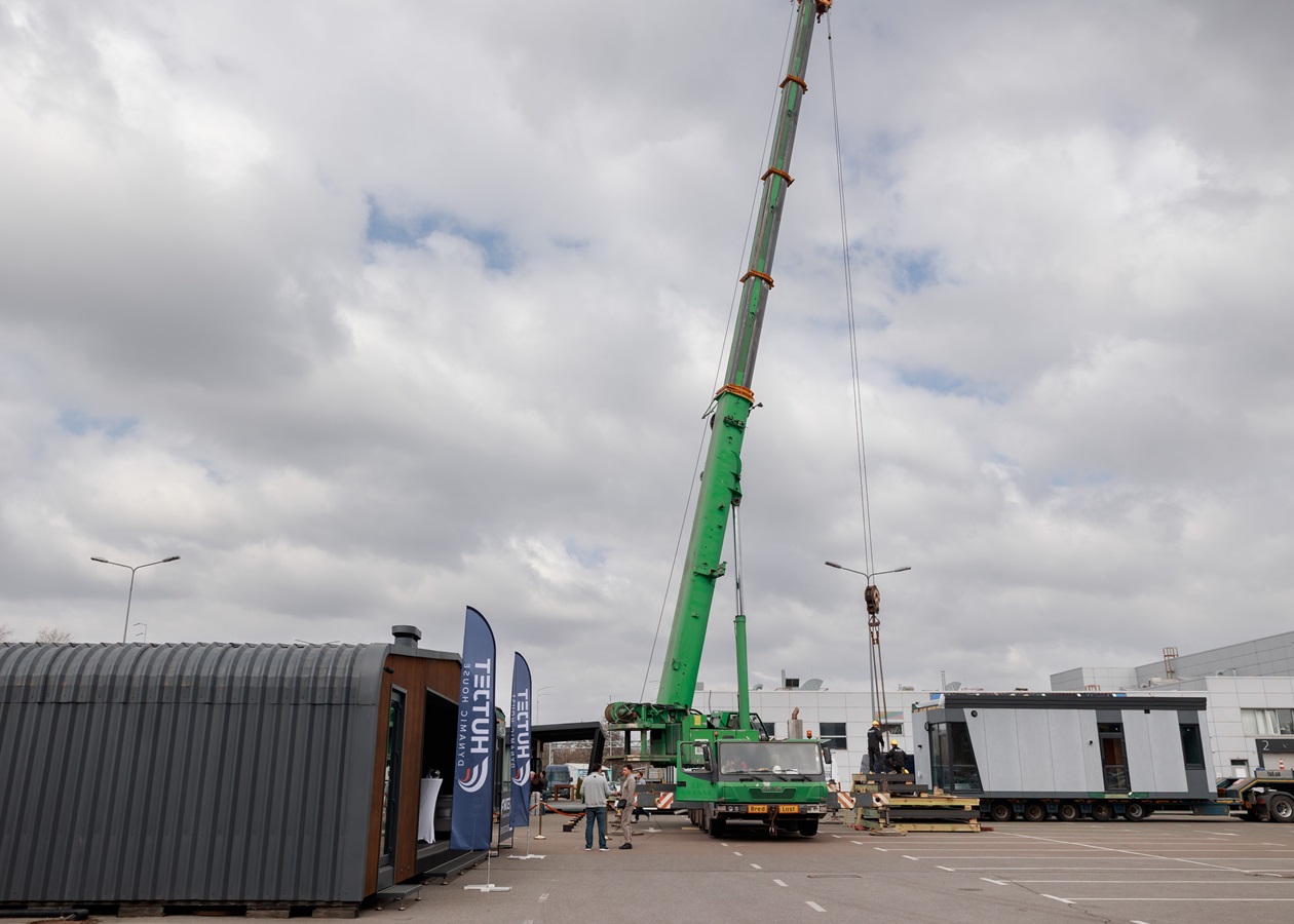 Будівельне шоу від HutJet: компанія змонтувала prefab-будинок за 8 годин