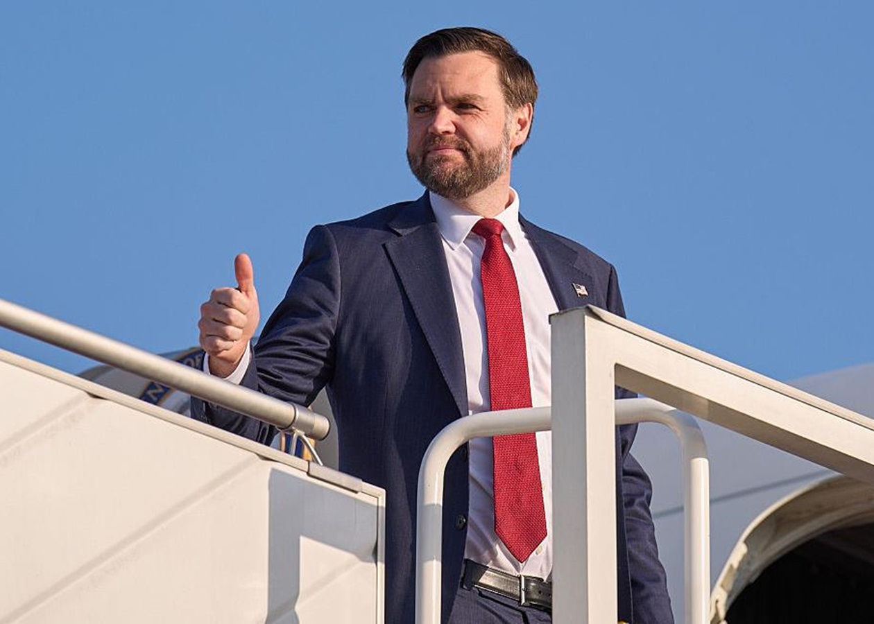 Венс назвав "жартом" нападки Трампа на Папу Римського