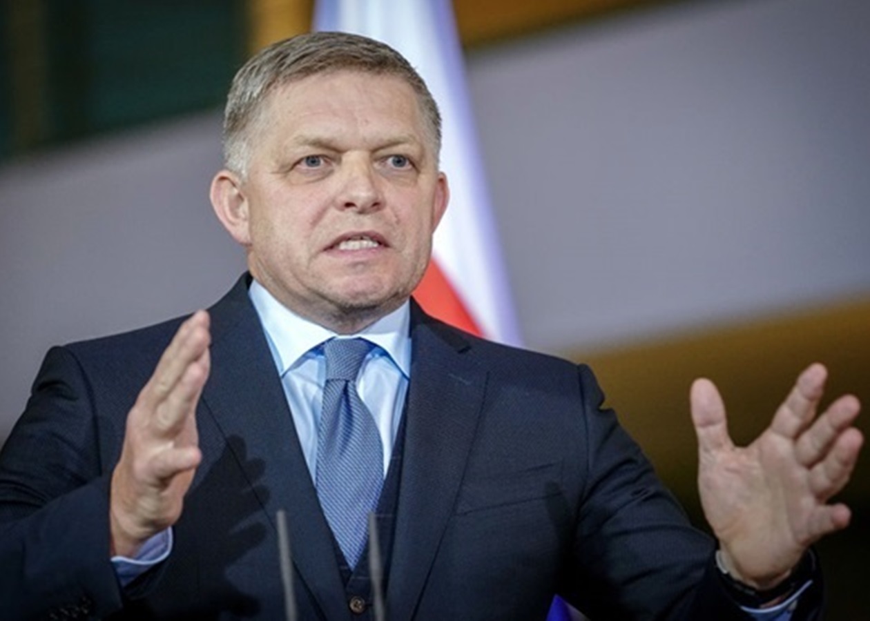 Ще одна країна закрила небо для Фіцо, який зібрався на парад у РФ