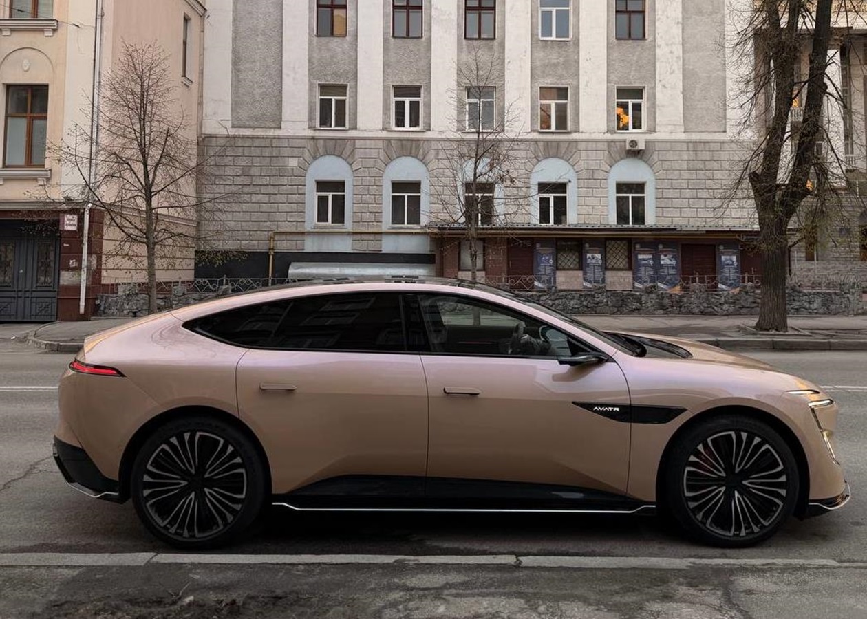 В Україні засвітився стильний електрокар від Huawei