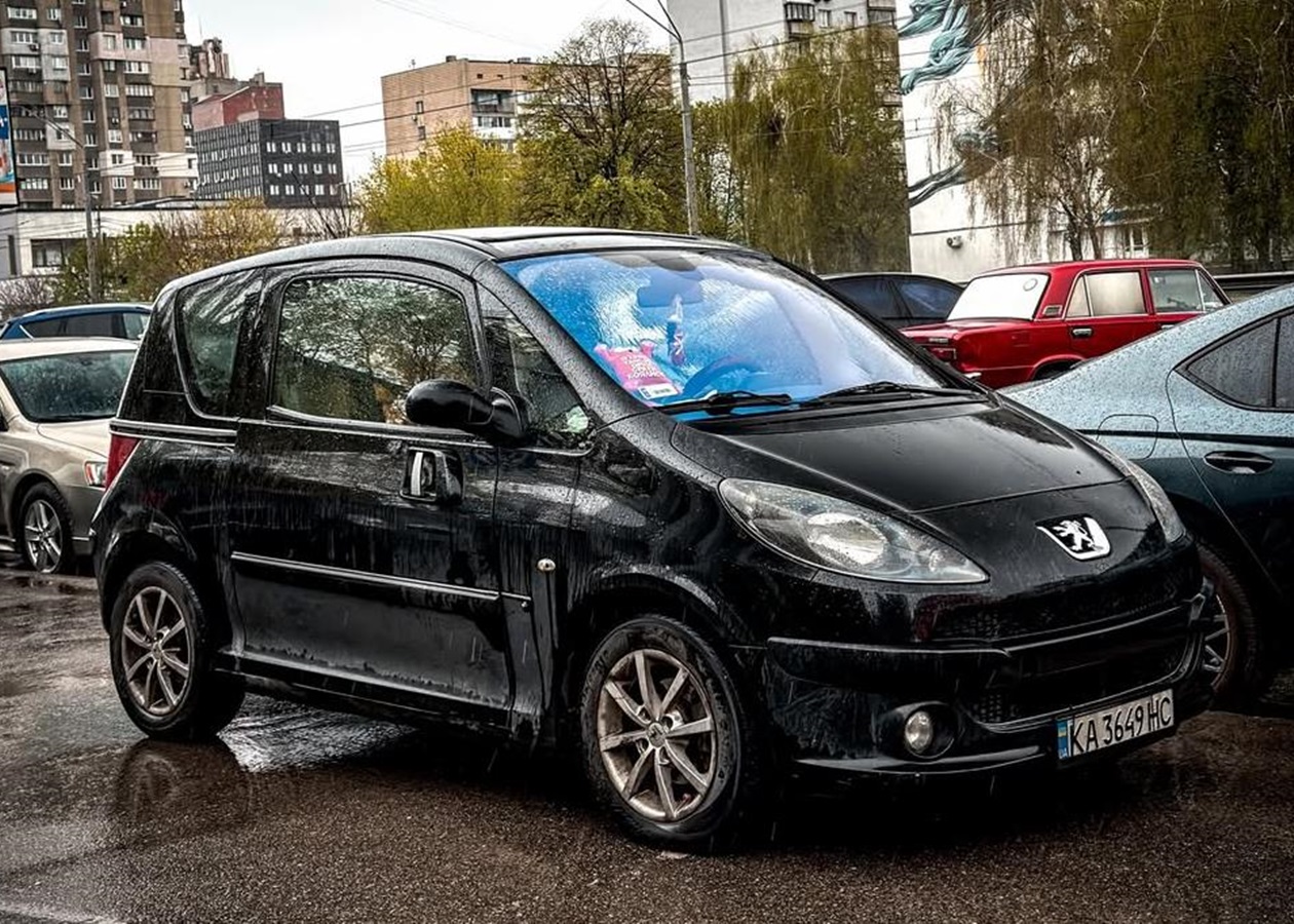 У Києві помітили рідкісний Peugeot 1007 із незвичними зсувними дверима