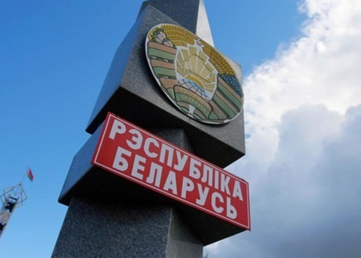 Білорусь перестала випускати за кордон росіян-призовників
