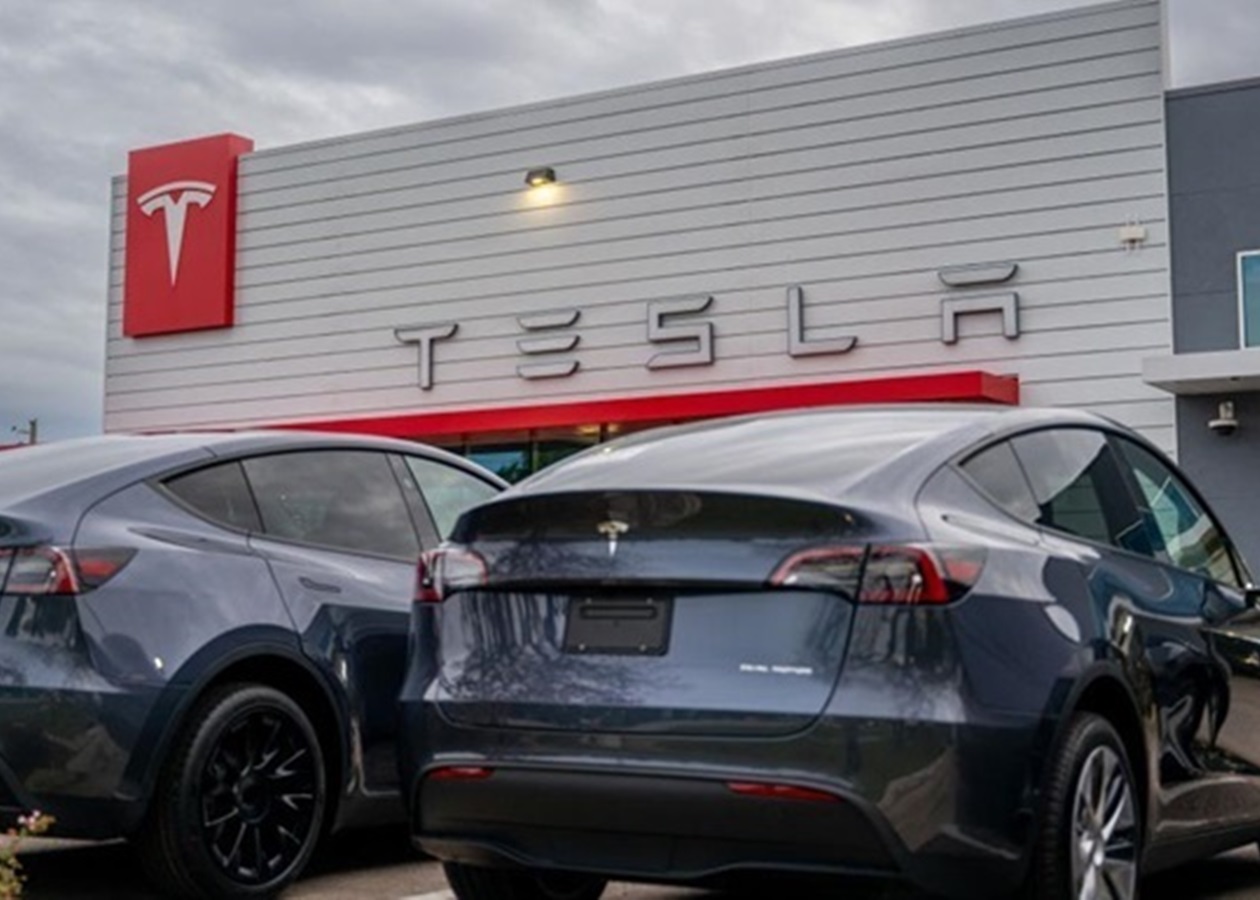 Tesla відкликала майже 220 тисяч електромобілів