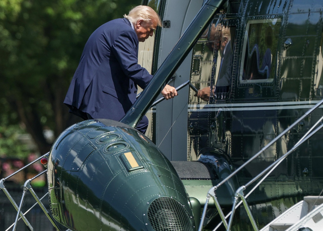 Гелікоптер Трампа наблизився на небезпечну відстань до пасажирського літака