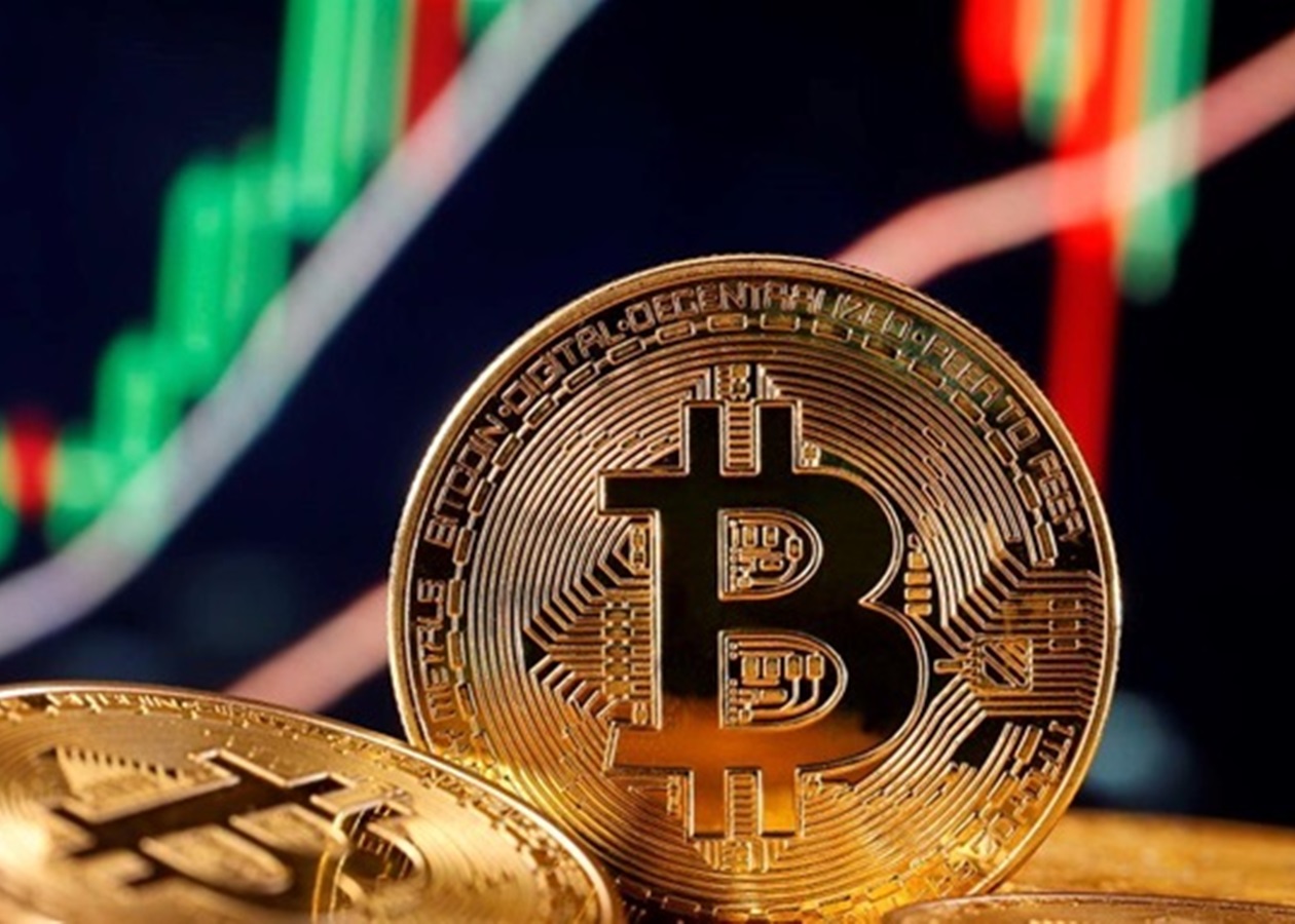 Bitcoin підскочив вище 77 тисяч доларів