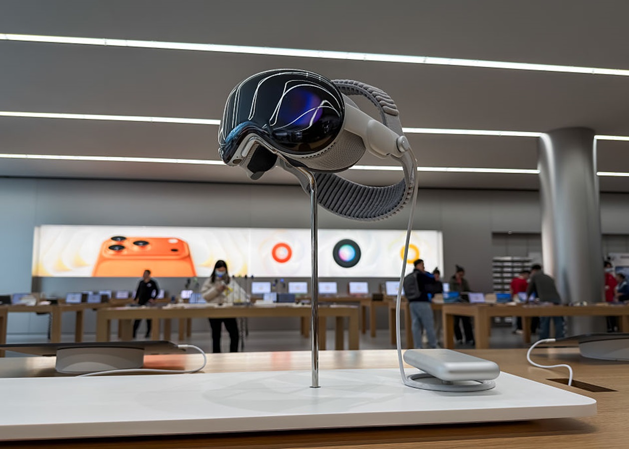 Apple скорочує команди Siri і Vision Pro