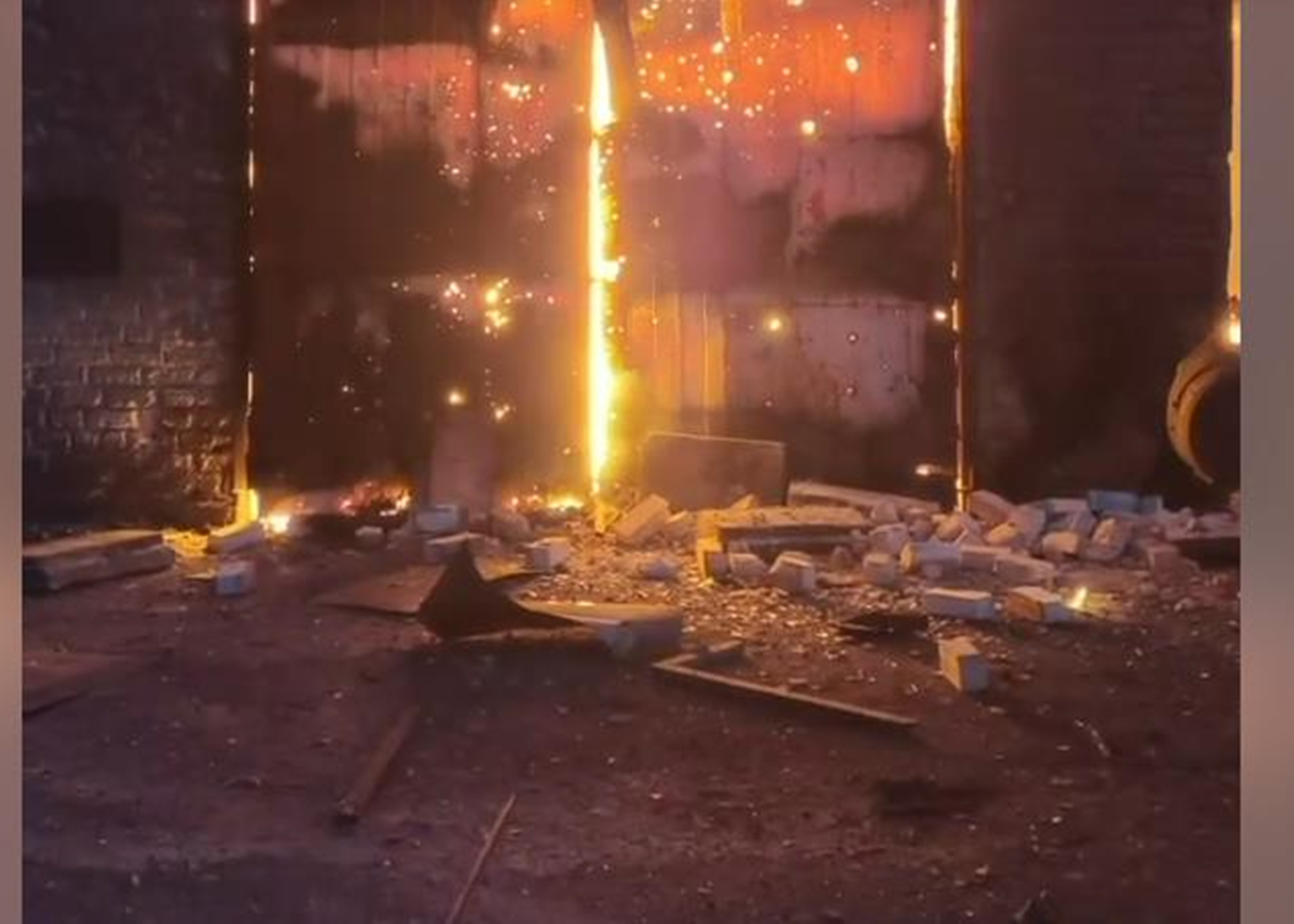 Росіяни вдарили по підприємству у Запоріжжі, виникла пожежа