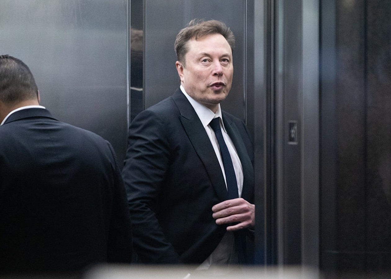 Маск відкликав позов проти Apple