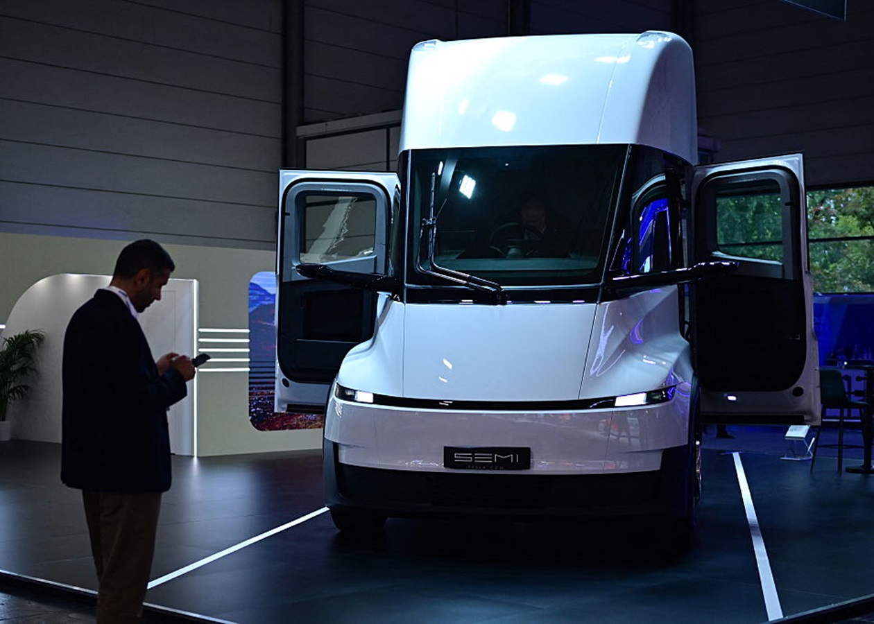 Tesla запустила серійне виробництво електровантажівки Semi