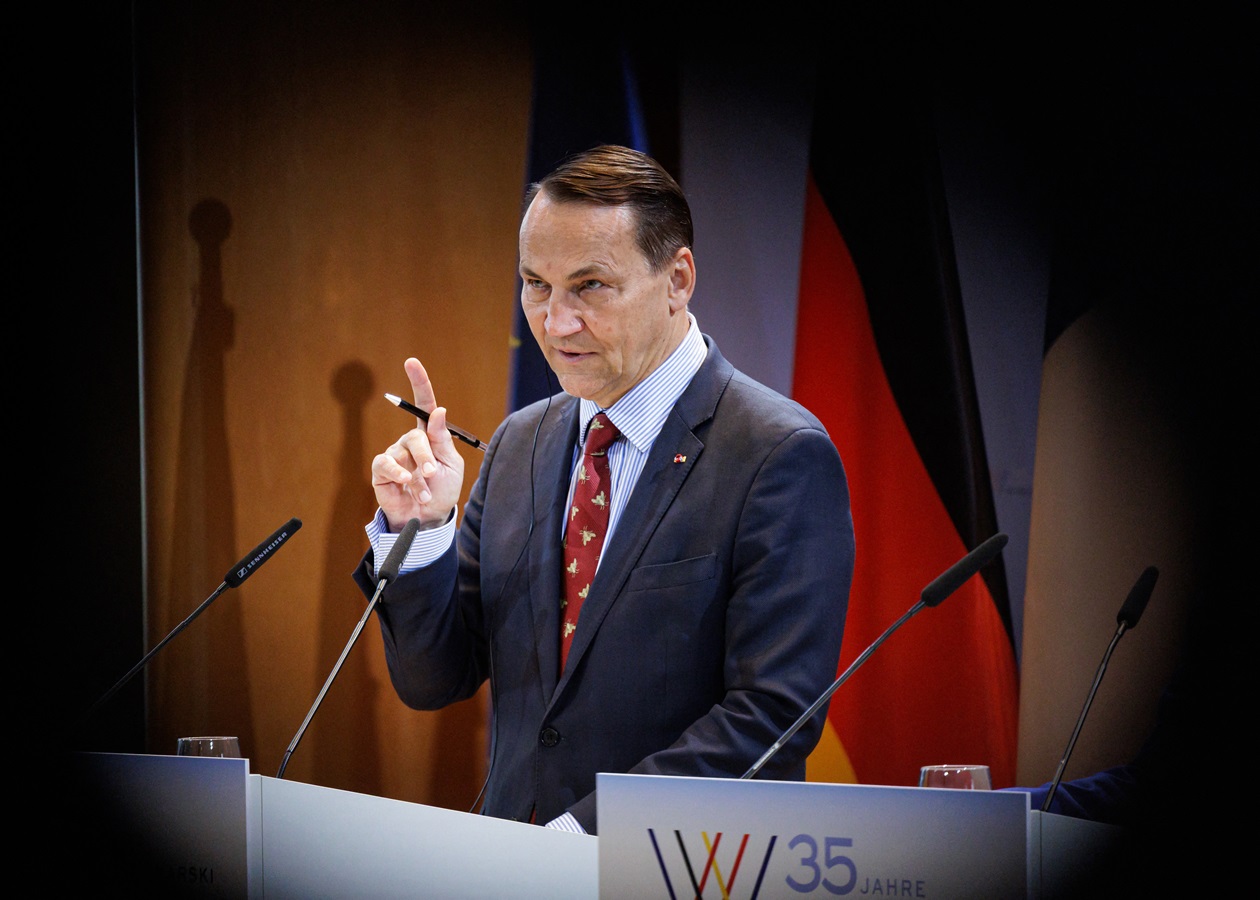 Polish Minister Contacts Musk Over Starlink Speed Limits in Ukraine