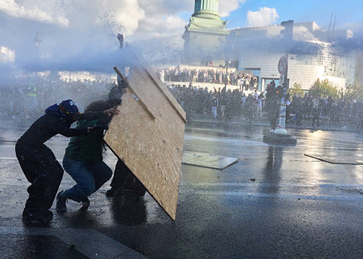 Протести у Франції: у хід пішов сльозогінний газ