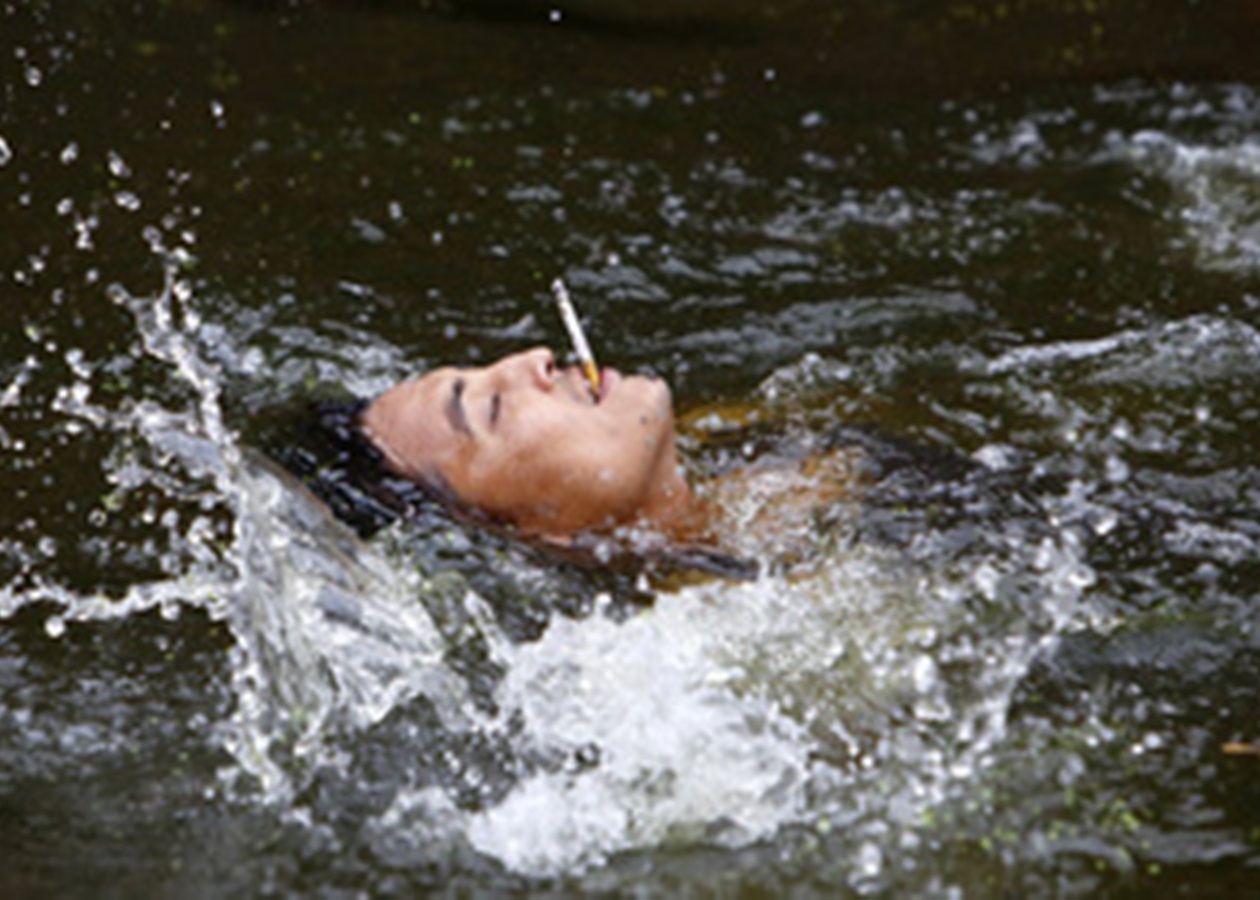 Почему мужик бухает. ПЬЯНЫЙ МУЖЧИНА УПАЛ И НЕ МОЖЕТ ПОДНЯТЬСЯ - YouTube Почему не стоит бухать в поезде | Пикабу Анекдот про пьяного мужика, повстречавшего в автобусе попа