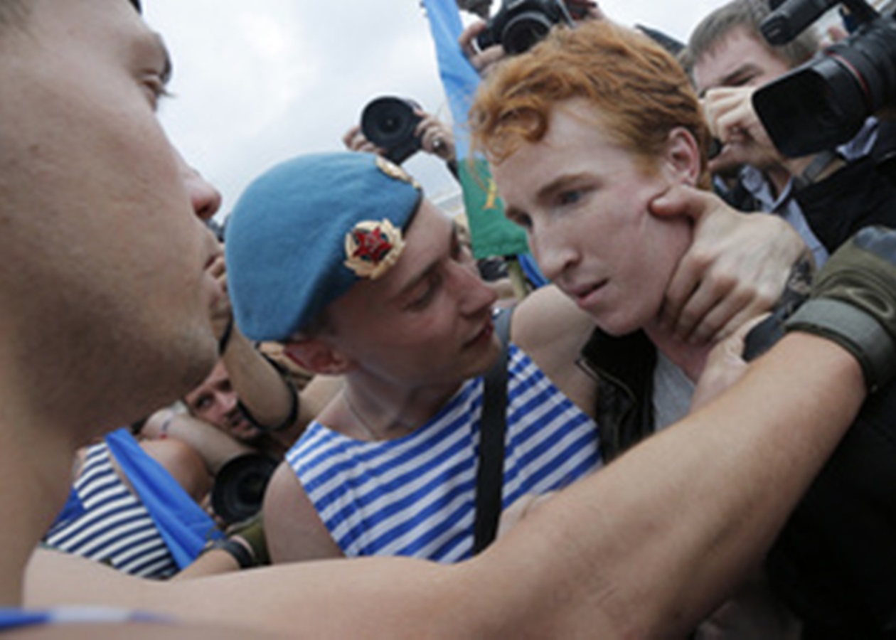 В Петербурге произошла потасовка с участием десантников, полиции и гей-активиста  - Korrespondent.net