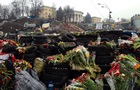В Киеве люди продолжают нести цветы на Майдан в память о погибших