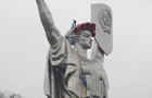 На статую Батьківщина-мати надягли вінок із маків