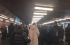 В метро Киева образовались огромные очереди