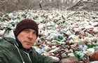 На Закарпатье экоактивист на Крещение нырнул в  реку  из мусора