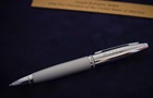 Іменну ручку Байдена виставили на аукціон задля підтримки ЗСУ