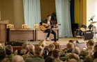 Вакарчук дал тайный концерт для ВСУ на Луганщине