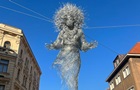 В Праге появилась парящая скульптура, посвящена украинским матерям