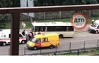 В Киеве автобус въехал в столб: водитель потерял сознание 