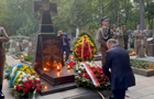 Дуда схилив коліно перед пам ятником воїнам УНР