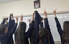 Іранські школярки зняли хіджаби та вийшли на протести