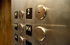 У Києві в ліфті, що застряг, у жінки почалися пологи