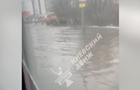 В Киеве из-за прорыва трубы затопило часть улицы