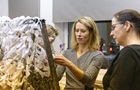 Премьер Эстонии показала, как плетет маскировочные сетки для ВСУ