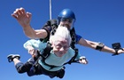  104-річна американка стрибнула з парашутом