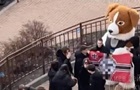 У Києві підлітки знімалися на тлі  пса Патрона  з прапором зі...