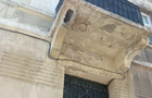 У Львові шматок старого балкона впав на тротуар