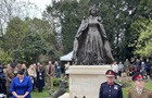 У Великій Британії відкрили пам ятник покійній королеві Єлизаветі ІІ