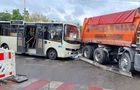 В Киеве столкнулись КамАЗ и маршрутка, есть травмированные