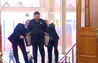 Кадыров не смог сам снять пиджак