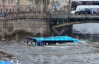 У Петербурзі автобус впав у річку, є жертва