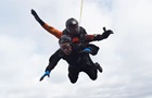 Американець повернув собі титул найстаршого парашутиста у світі