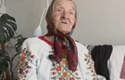 93-летняя женщина вышивает сорочки для всей семьи