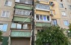 Росіяни вночі обстріляли Нікополь, пошкоджений багатоквартирний будинок