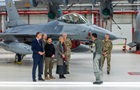 Зеленський оглянув F-16, які отримає Україна