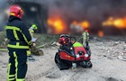 На Киевщине до сих пор тушат пожар после атаки РФ: привлекли робота и поезд