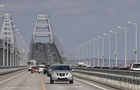 Крымский мост перекрыт, на полуострове слышны взрывы