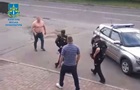 У Києві чоловік заліз на авто поліції та вдарив правоохоронця